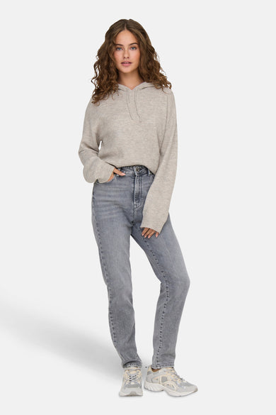 Beige trui met kap van JDY, gedragen met een grijze jeans en sneakers.