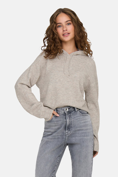 Beige trui met kap van JDY, met lange mouwen en grijze jeans.
