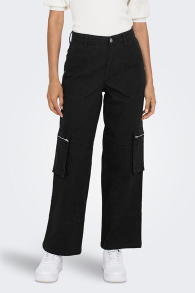 Pantalon cargo noir de ONLY® avec grandes poches et détails zippés, vue de face, le mannequin porte un pull blanc et des baskets