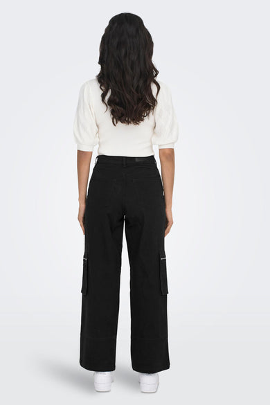 Pantalon cargo noir de ONLY®, vue arrière, avec grandes poches latérales et jambes larges, porté avec un pull blanc et des baskets
