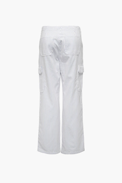 Witte broek van ONLY®, gestreept en voorzien van opgestikte zakken op de achterkant en zijkant, gezien op de achterkant.
