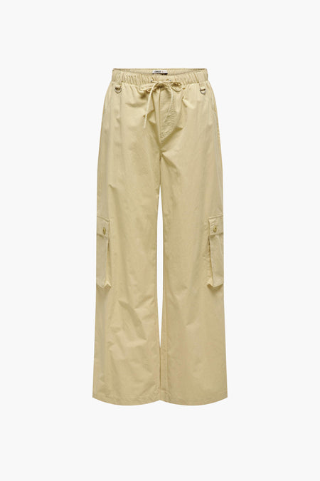 Beige cargobroek van ONLY, met zakken en een trekkoord in de taille.
