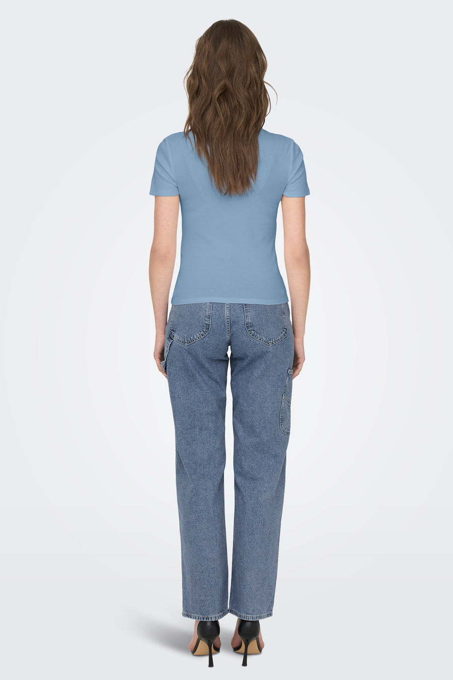 Blauw T-shirt met korte mouwen van ONLY, met een geribbelde textuur en gedragen met een blauwe jeans.