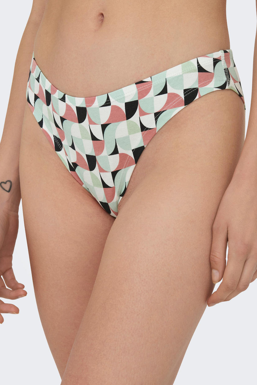 Slip multicolore de ONLY, avec un motif géométrique rétro.