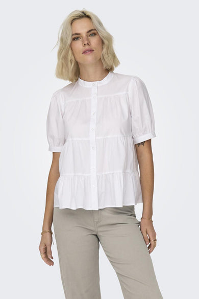 Beige colorbroek van ONLY, met rechte pijpen en gouden sieraden.