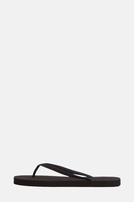 Zwarte slippers van ONLY® met een minimalistisch design en textuur op de zool.
