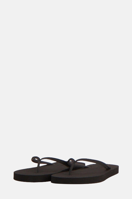 Zwarte slippers van ONLY met eenvoudige bandjes.
