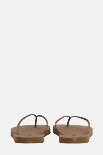 Chaussons beige de ONLY® avec des semelles plates et des lanières, vus par derrière.