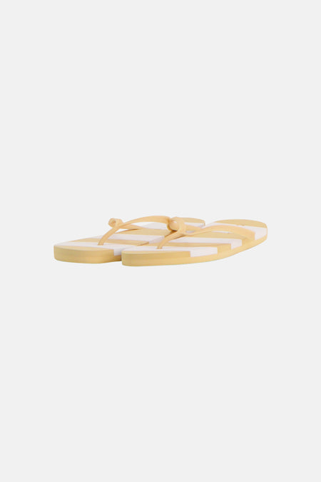 Gele en wit gestreepte slippers van ONLY® met een geknoopte band aan de zijkant, schuin gepositioneerd.