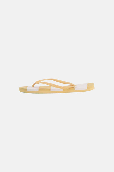 Gele slippers van ONLY® met witte strepen en gele bandjes met textuur.