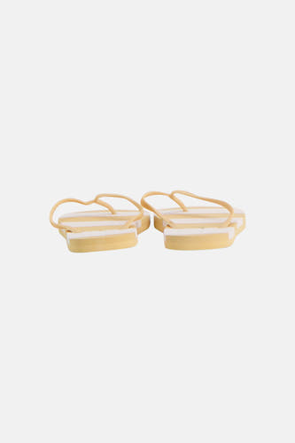 Gele slippers van ONLY® met witte strepen en lichtgele bandjes, zijdelings getoond.