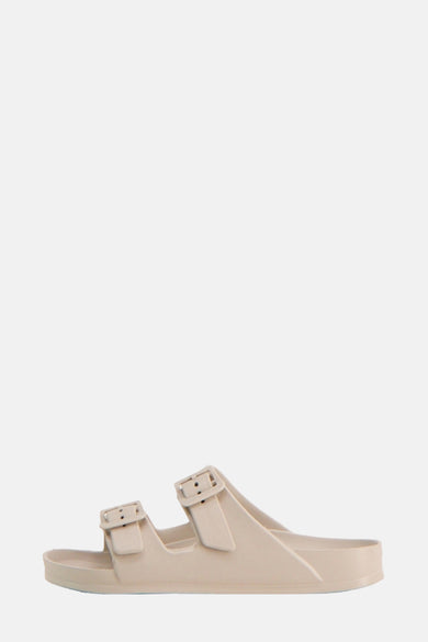 Ecrukleurige slippers van ONLY®, met verstelbare gespen en een gegoten voetbed, in zij-aanzicht.
