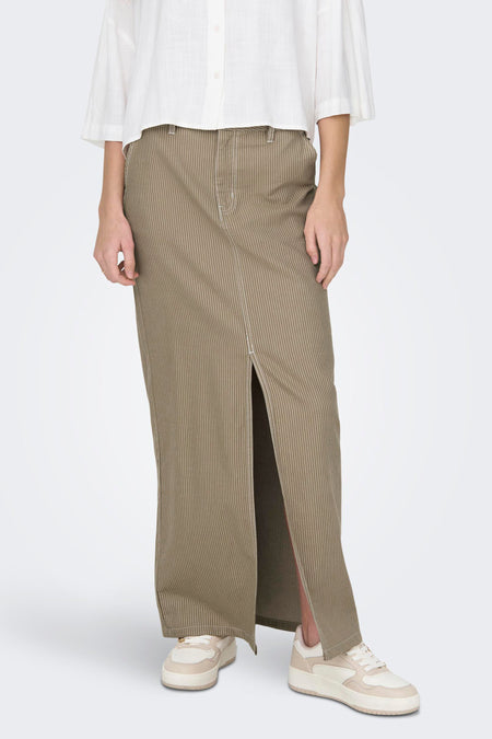 Jupe longue beige de JDY, avec un motif rayé subtil et une coupe droite.