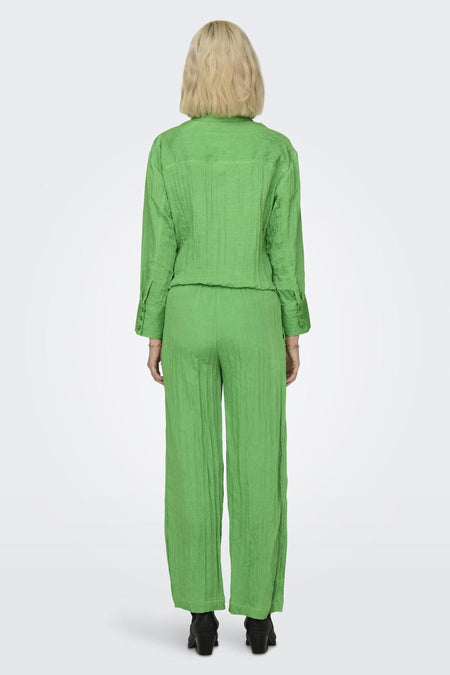 Groene broek van ONLY®, met lange pijpen en een subtiele textuur, gecombineerd met een bijpassend groen overhemd.