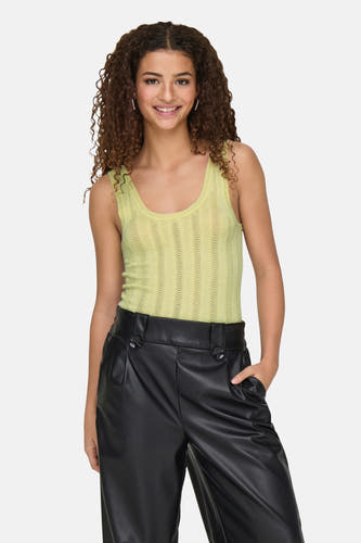 Gele top van JDY, met verticale ribbels en gedragen met een zwarte broek.