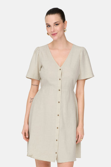 Robe écru à manches courtes de ONLY, avec des boutons à l'avant et des boucles d'oreilles dorées.