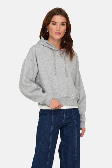 Pull à capuche gris de ONLY, à manches longues, combiné avec un jean bleu foncé et des talons noirs, vue de dos.