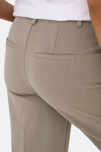 Pantalon de costume beige ONLY®, avec poches arrière et passants, gros plan.