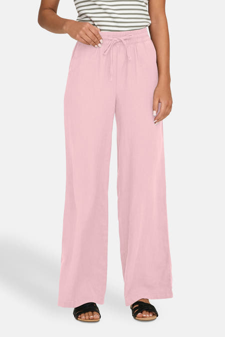 Roze broek van JDY, met wijde pijpen, een elastische tailleband met trekkoord en sandalen.
