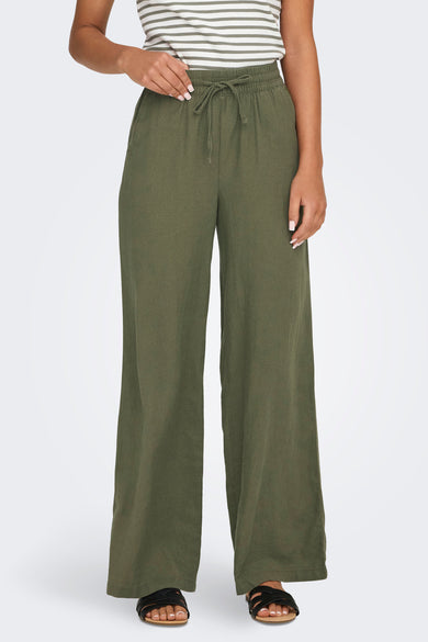 Jean skinny de JDY avec une ceinture à la taille, associé à un t-shirt rayé et des sandales.