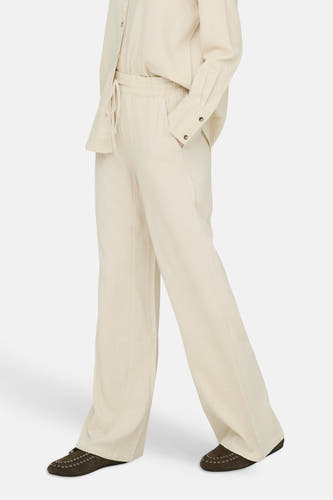 Beige broek van JDY, van linnenlook stof, met elastische tailleband, trekkoord en wijde pijpen, gedragen met een bijpassend overhemd.