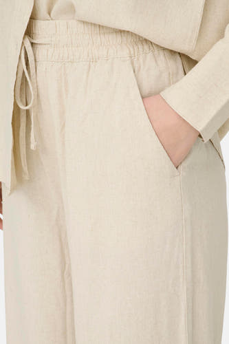 Pantalon beige de JDY, avec poches et une taille élastique avec cordon de serrage.