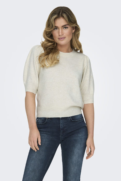 T-shirt blanc ONLY, avec des manches courtes, associé à des jeans noirs et des chaussures bleues, vu de dos.