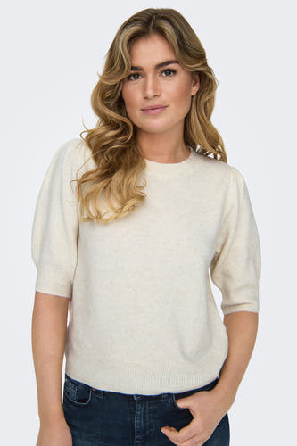T-shirt blanc à col rond de ONLY, avec des manches courtes et une coupe décontractée, associé à un jean foncé.