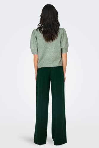 Pull vert avec col rond de ONLY, à manches courtes et porté avec un pantalon long vert foncé.