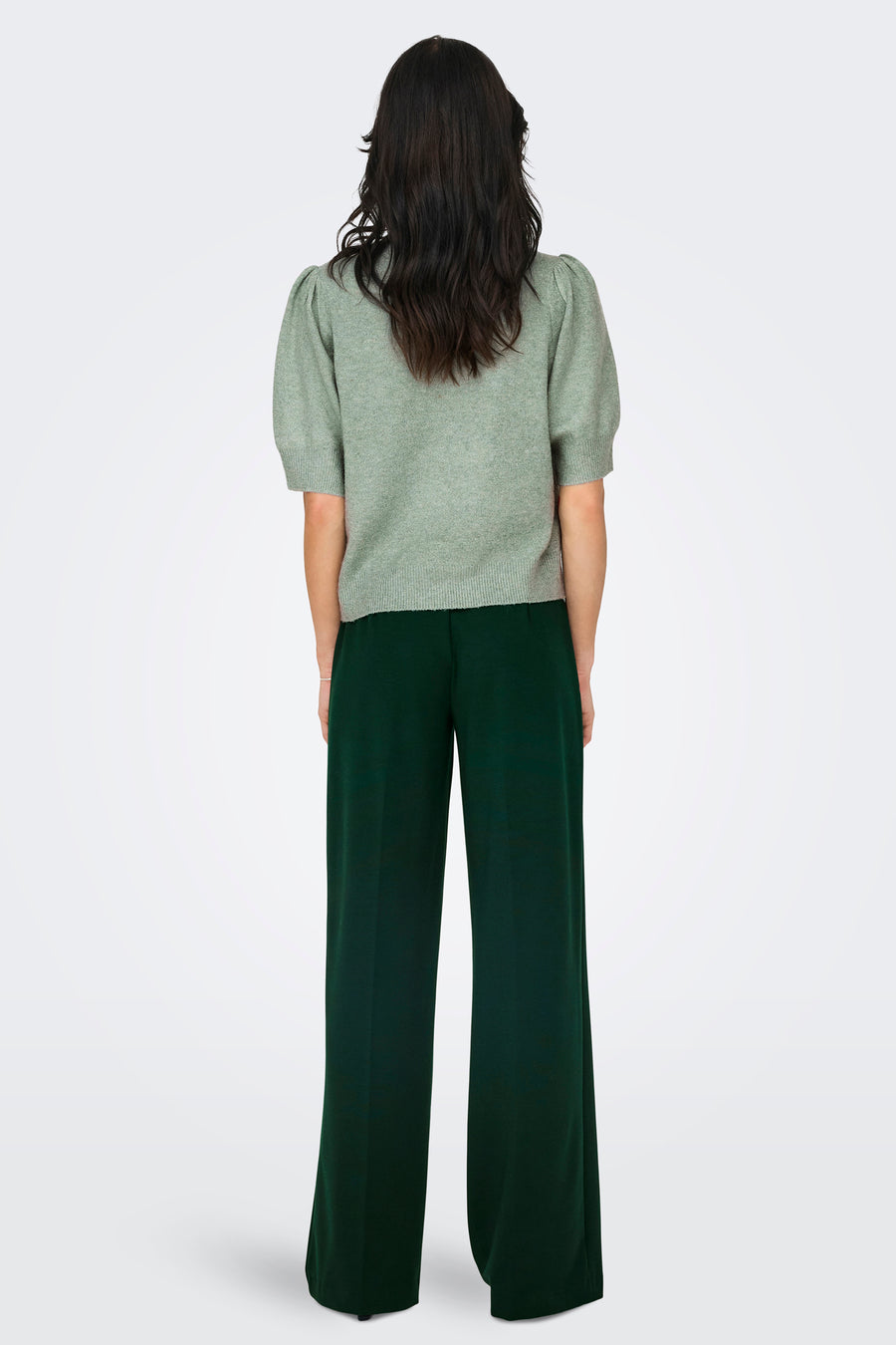 Pull vert avec col rond de ONLY, à manches courtes et porté avec un pantalon long vert foncé.