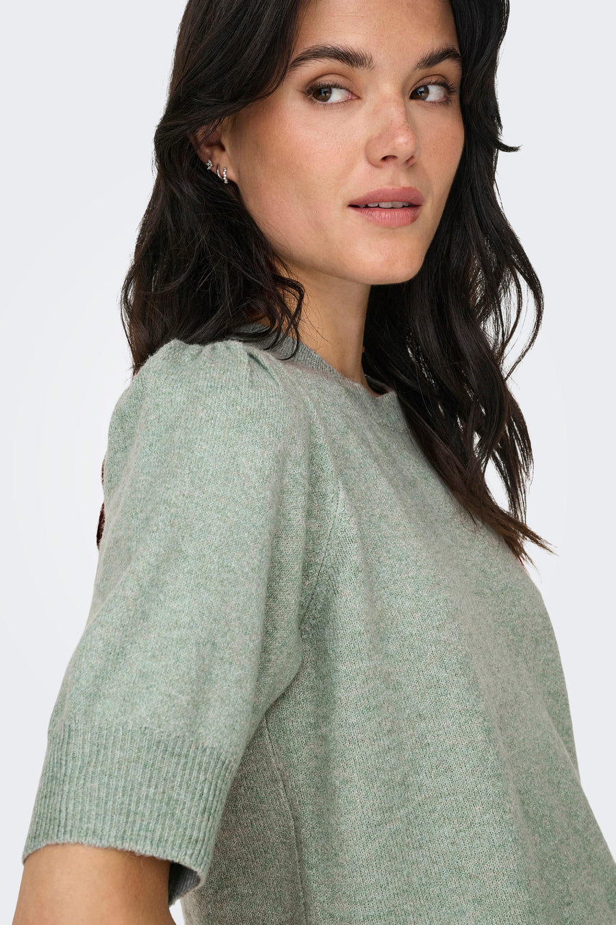 Pull vert avec col rond de ONLY, texture douce et manches bouffantes.