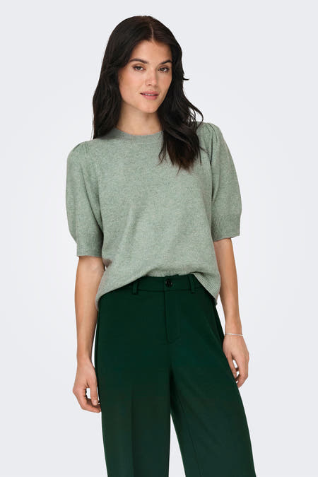 Groene trui met ronde hals van ONLY, met korte pofmouwen en gecombineerd met een donkergroene pantalon.
