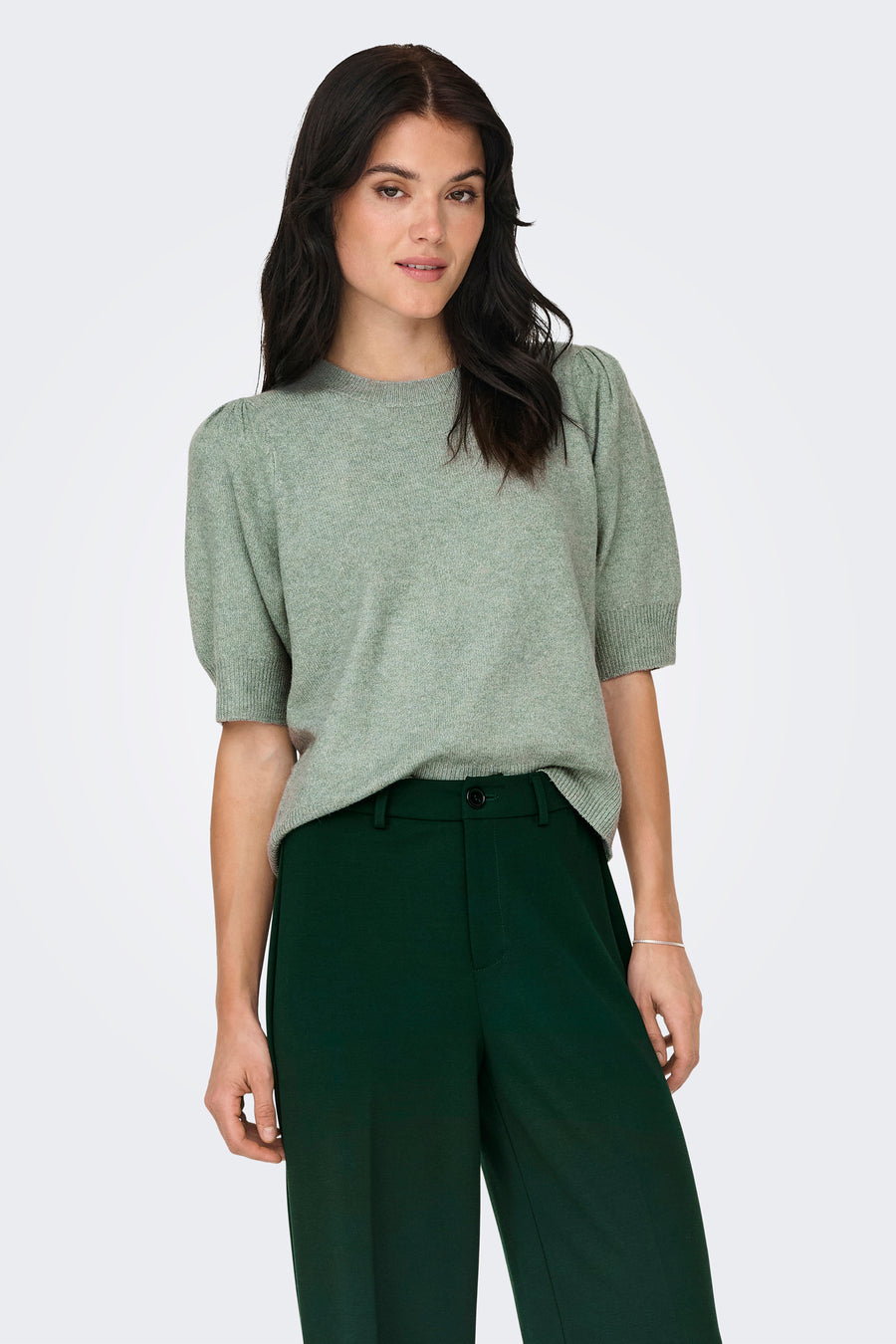 Pull vert avec col rond de ONLY, avec manches courtes bouffantes et assorti à un pantalon vert foncé.
