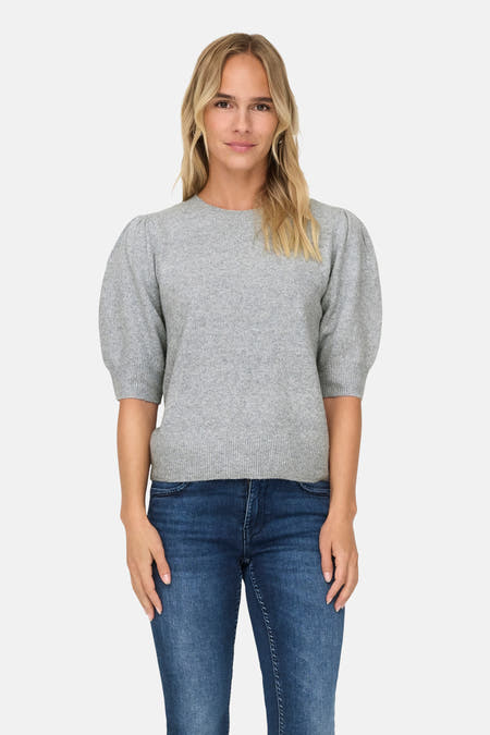 Grijze trui met ronde hals van ONLY, met pofmouwen gecombineerd met blauwe jeans.
