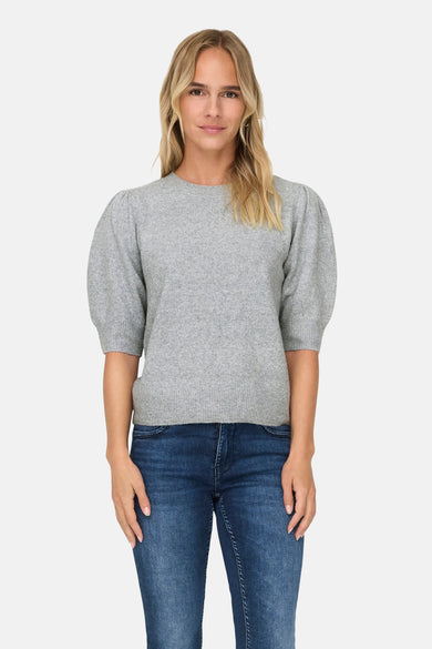 Grijze trui met ronde hals van ONLY, met pofmouwen gecombineerd met blauwe jeans.
