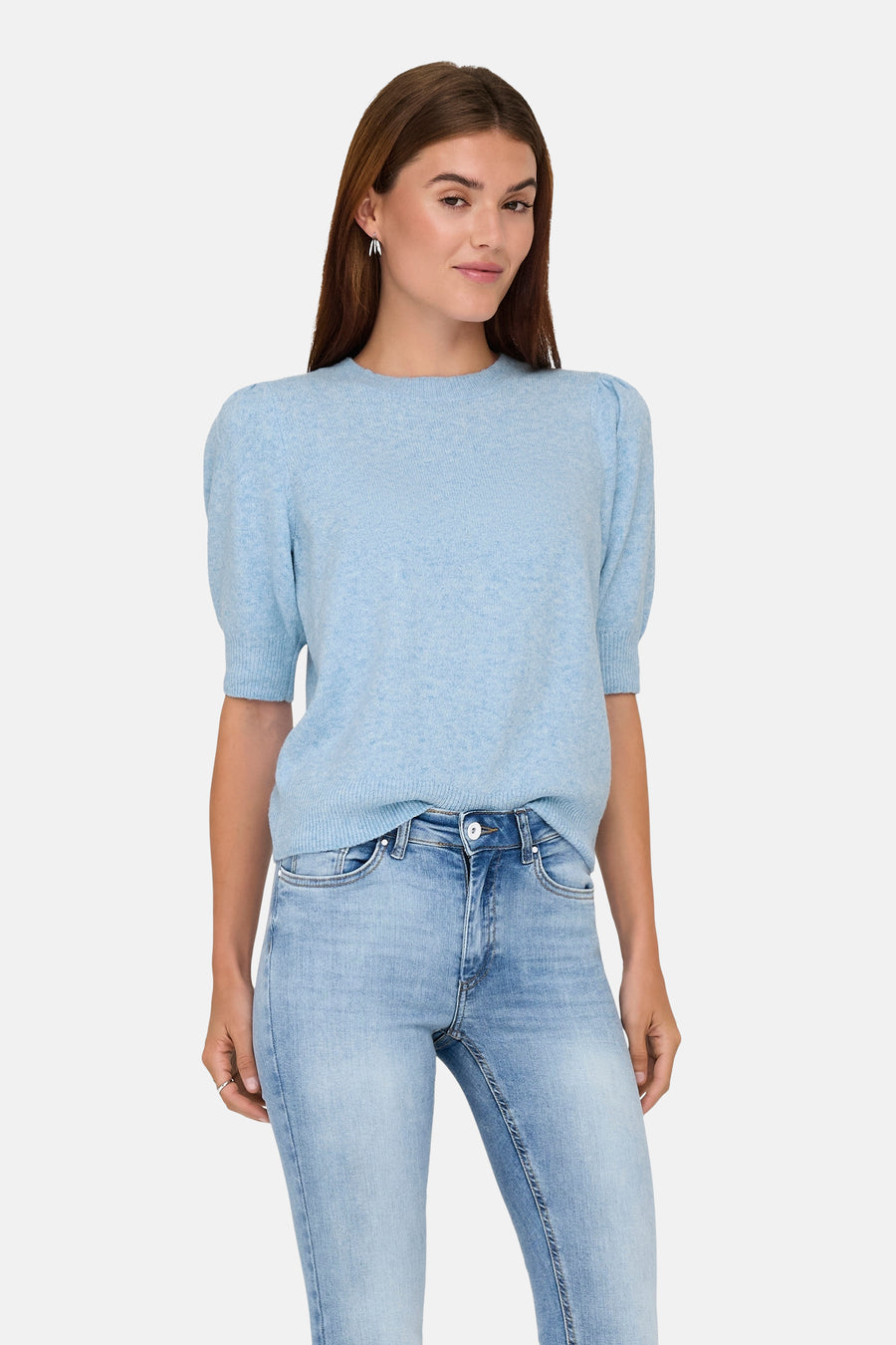 Pull bleu clair à col rond de ONLY, à manches courtes et combiné avec un jean clair et des baskets blanches.