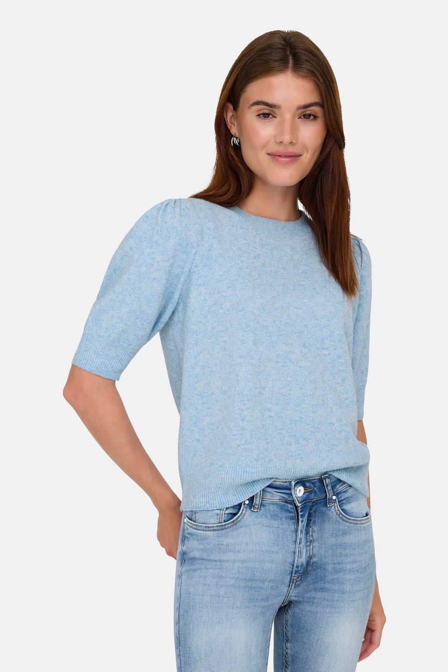 Pull bleu clair à col rond de ONLY, à manches courtes et associé à un jean.
