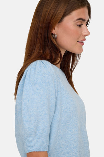 Pull bleu clair à col rond de ONLY, avec manches bouffantes en vue latérale.