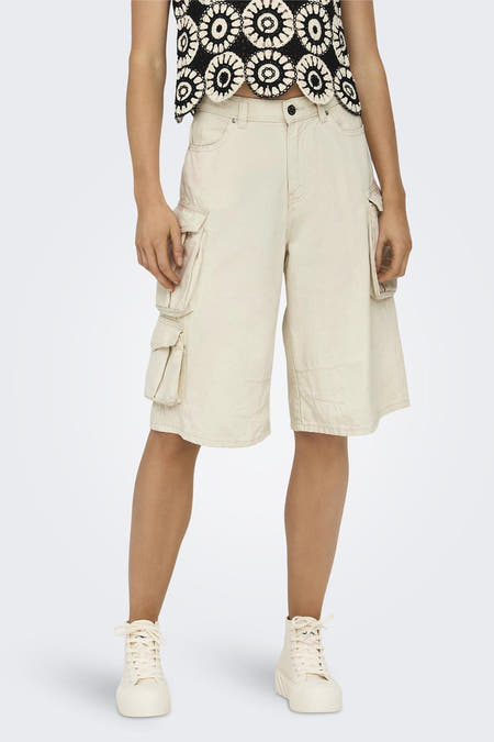 Couleur écru de short ONLY, avec des poches cargo et combiné à une chemise tricotée et des baskets hautes.