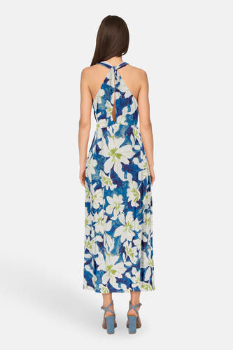 Blauw kleedje van ONLY met een bloemenpatroon, rugaanzicht, gecombineerd met blauwe hakken.
