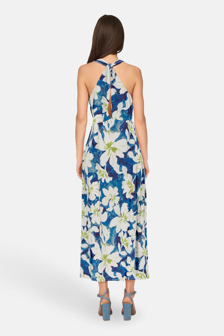 Blauw kleedje van ONLY met een bloemenpatroon, rugaanzicht, gecombineerd met blauwe hakken.
