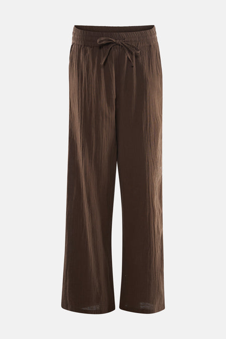 Pantalon marron ONLY avec une texture froissée et une taille élastique.