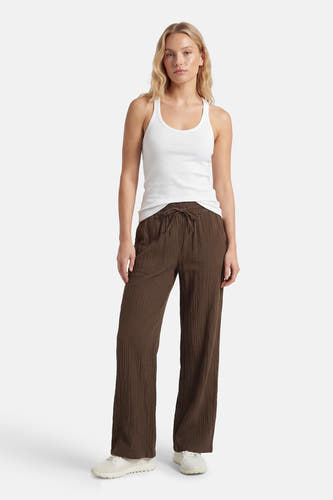Pantalon marron ONLY, avec une texture froissée et un cordon de serrage à la taille.