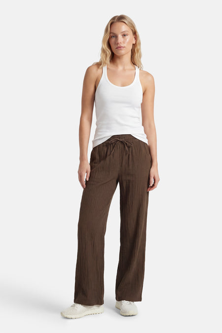 Bruine broek van ONLY, met een gekreukte textuur en een trekkoord in de taille.
