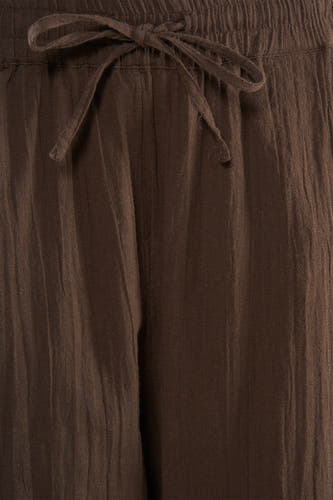 Pantalon marron ONLY avec cordon de serrage noué et texture légèrement froissée.