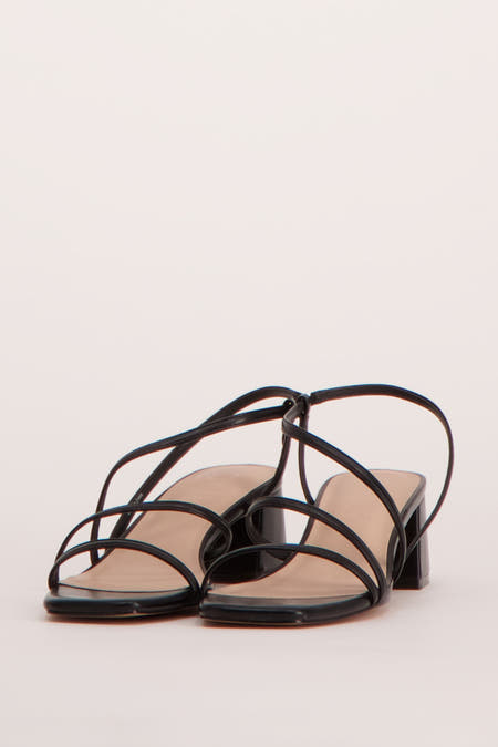 Zwarte sandalen van ONLY, met dunne bandjes en een blokhak.