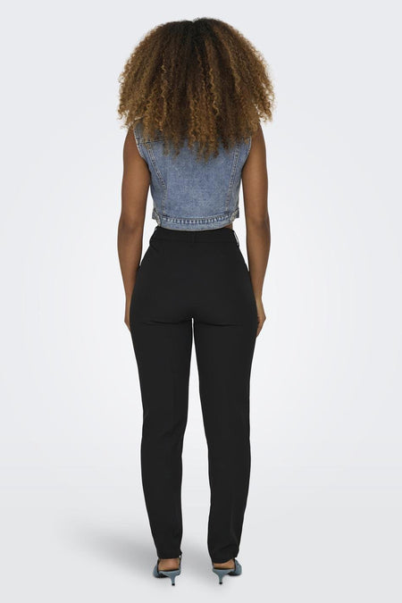 Medium blauwe denim jas zonder mouwen van ONLY®, achterzijde, geknipt model met zwarte broek en hoge hakken