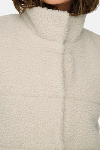 Ecru bodywarmer van ONLY, met een hoogsluitende kraag en een zachte teddy textuur.
