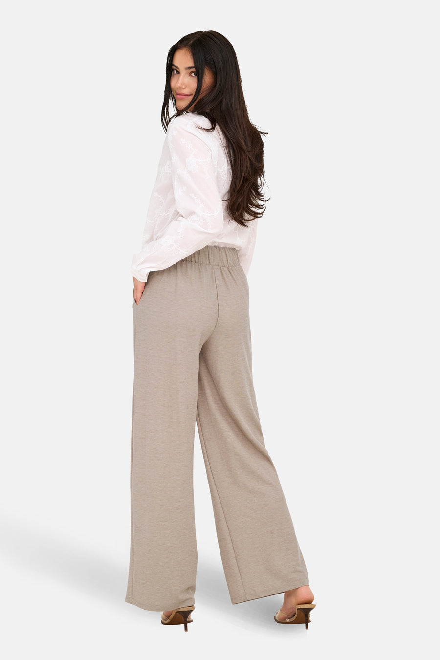 Pantalon beige de JDY, avec jambes larges et taille élastique, vue de dos.