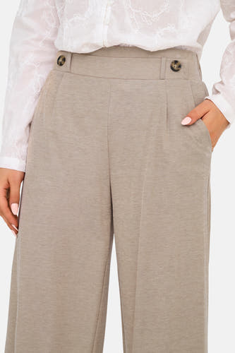 Beige broek van JDY met hoge tailleband met knopen en een hand in de zak.
